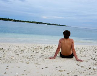 Tiener op strand van de Malediven
