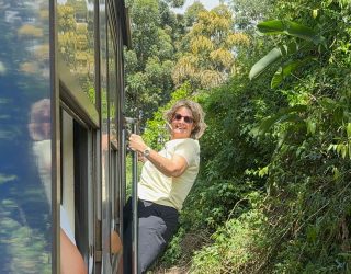 Liesbeth van Kiddotravel hangt uit trein in Sri Lanka
